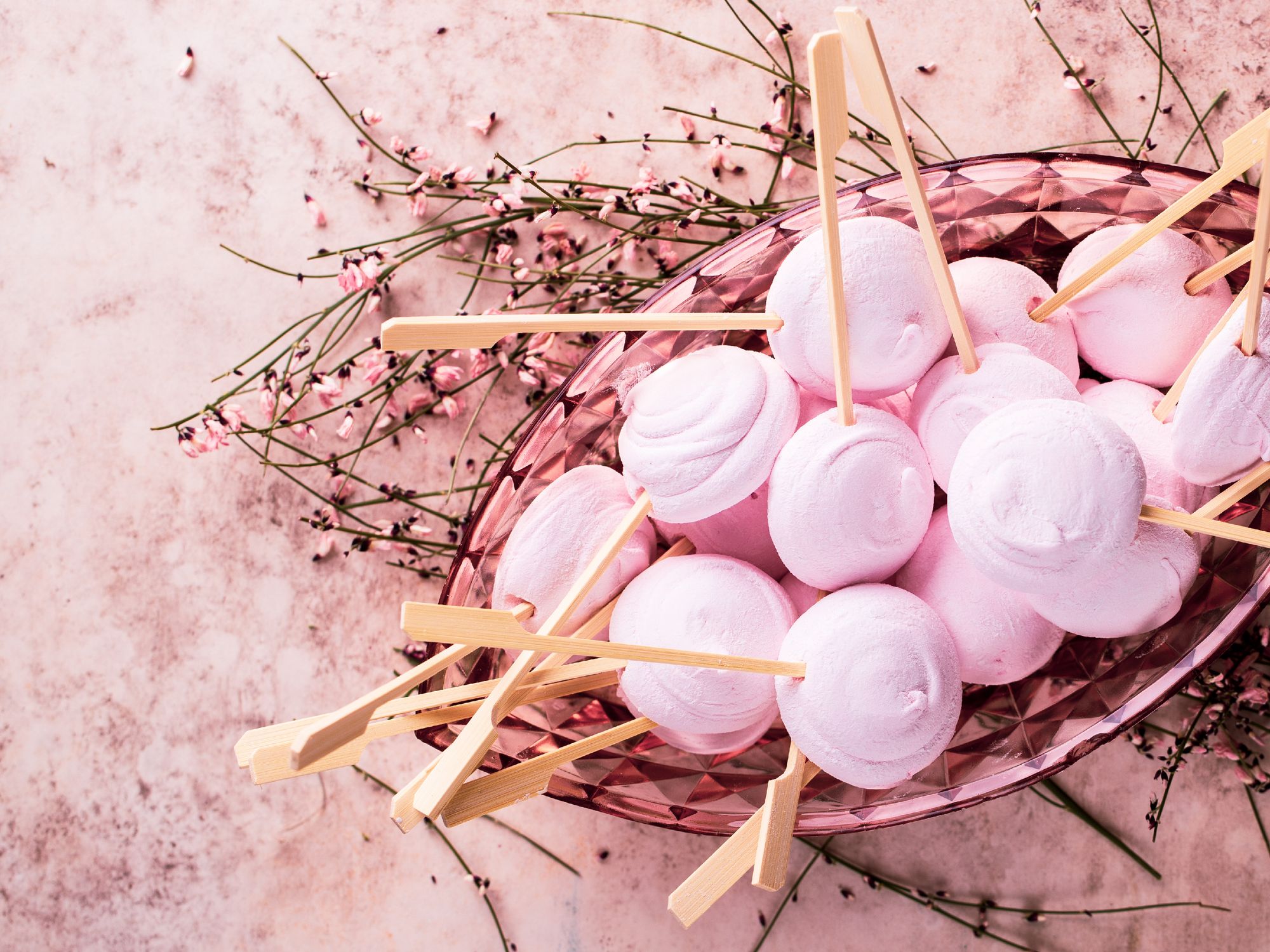 Activité de Pâques : guimauves roses sans colorant